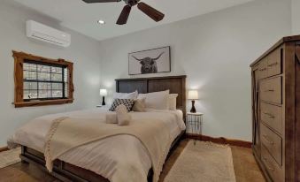 Oakridge Ranch: Pool + Hot-tub, Pickleball Court, Whiskey & Wine Room!