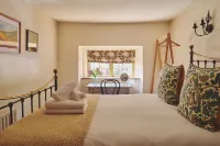 Coniston House - Eco Hot Tub Hotels in Longborough