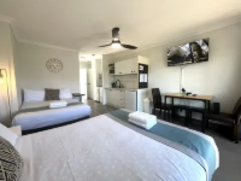 Broadwater Keys Holiday Apartments Hotels in Labrador