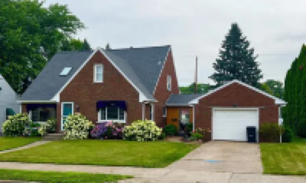 NEW Spacious Oasis near quiet beach! Private backyard, games, gorgeous kitchen