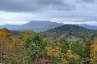 Private Retreat on 7 Acres, Mountain Views, Firepit, King Bed, Sleeps 6.