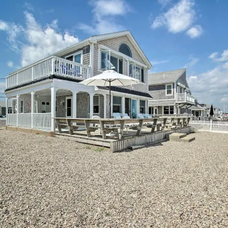 2 Decks + Beach Access: Oceanfront Getaway!