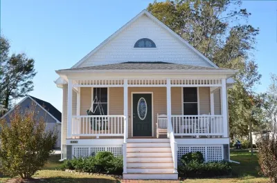 Myrtle on Mumford-Adorable Downtown Cottage w/Screened Porch Hotels near Captain Timothy Hill House