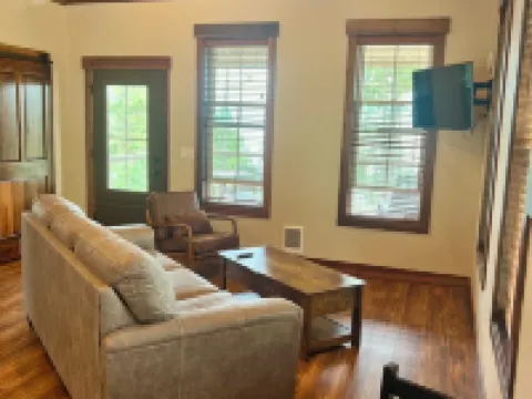 Grand Opening Pricing! 401A Cozy Cabin with views of Flathead Lake 萊克賽德酒店