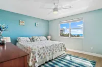 Beachfront 2 Bedroom!Sale!! Great Views! Walk to Beach & Restaurants! Hoteles en St. Pete Beach