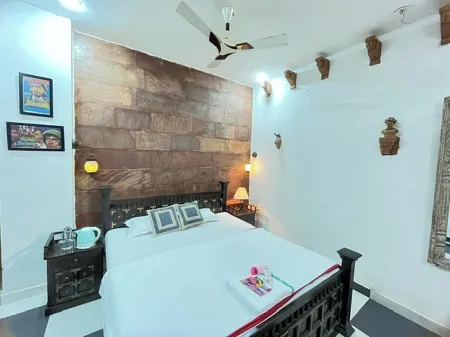 Karma Homestay Отели рядом с достопримечательностью «Balsamand Lake and Garden»