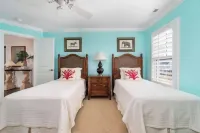 Beautiful 5 bedrooms, 5.5 baths on sound and walking distance to beach and shops