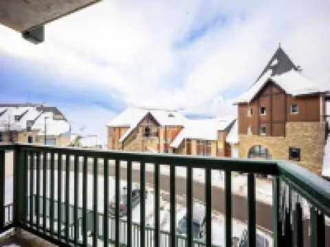 3 Rooms for 8 People