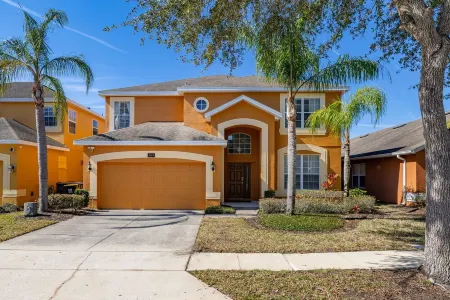 Stunning 6 bed Home with Private Pool Overlooking Quiet Conservation Area