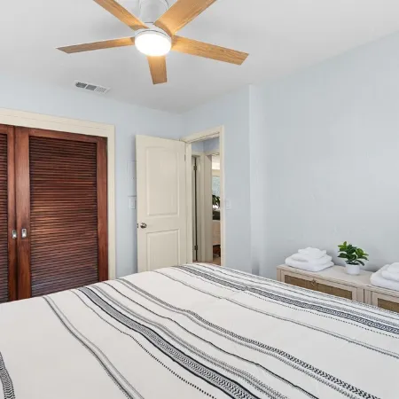 Updated Beach House.  Walk to Beach, Shop, Waterfront Dining 2 Bed 1 Bath
