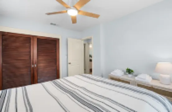 Updated Beach House.  Walk to Beach, Shop, Waterfront Dining 2 Bed 1 Bath 諾科米斯酒店