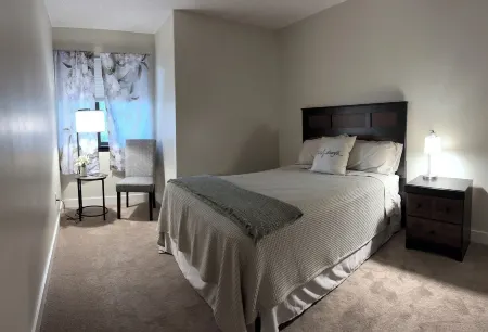 Remodeled Townhome - Close toThe Lake  - Quaint Downtown - The Hospital Отели в г. Вакония