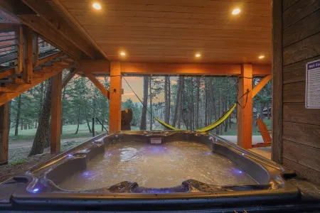 Upscale Treehouse Escape - Hot Tub & Mountain Air Отели рядом с достопримечательностью «Маунт Голиат Нэчурал Арея»