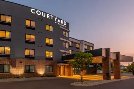 Courtyard Sioux Falls Отели рядом с достопримечательностью «Университет Су-Фолс»