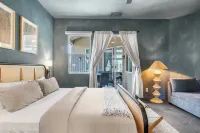 Designer Desert Oasis w/ Pool, Hot Tub, Outdoor Lounge the Riley by Avantstay