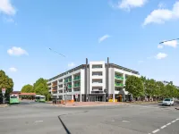 Bright 1-Bed Apartment with Balcony