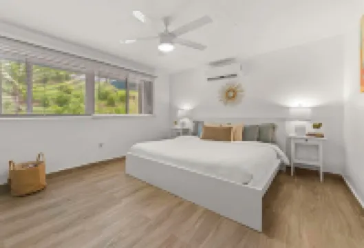 Marie's Oceanfront Condo-1bdrm-3 Pools  호텔