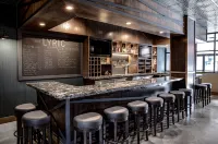 Holiday Inn & Suites 德盧斯 - 市區 - 酒吧