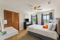 Lake Travis Oasis, Pool, Hot Tub, Lake Views, Near Marinas & Austin!