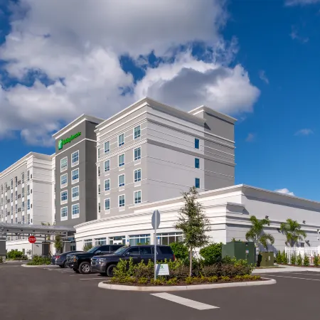 Holiday Inn & Suites ORLANDO I-DRIVE - THEME PARKS by IHG Отели рядом с достопримечательностью «Аутлет-центр Orlando Premium Outlets»