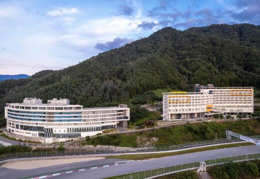 3. 테이크 호텔 앤..