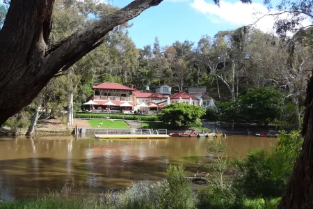 Comfy 2BR Apt Near the Yarra River Отели рядом с достопримечательностью «Абботсфорд Конвент»