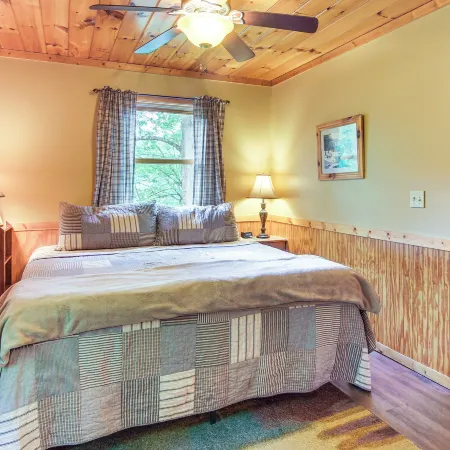 'Fox Den' w/ Hot Tub! 22 Mi to Cataloochee Skiing