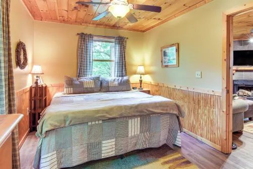 'Fox Den' w/ Hot Tub! 22 Mi to Cataloochee Skiing