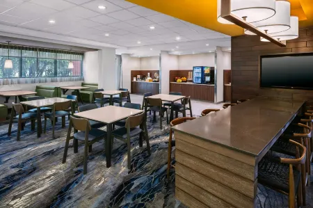 Fairfield Inn & Suites Edmonton North Отели рядом с достопримечательностью «Art Gallery of Alberta»