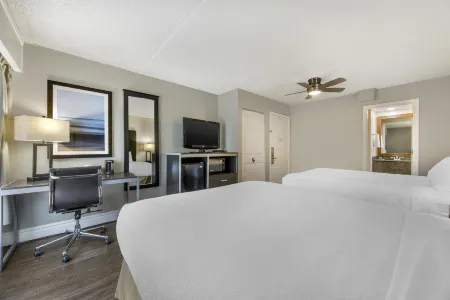 Best Western Pier Point Inn Отели рядом с достопримечательностью «Санд Мастер Парк - Сандбординг»