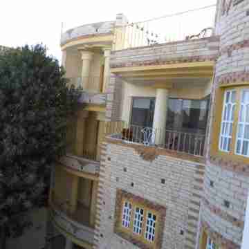 555 Studios & Flats Hotel Exterior