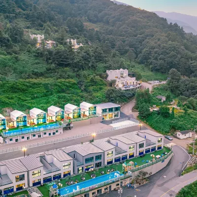The Sangsang Pool Villa N Glamping 雪岳客运站附近的飯店