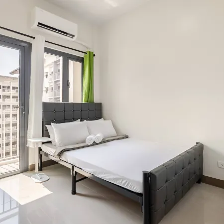 Near SM BF & Shopwise SLEX Accessible 2BR for 4