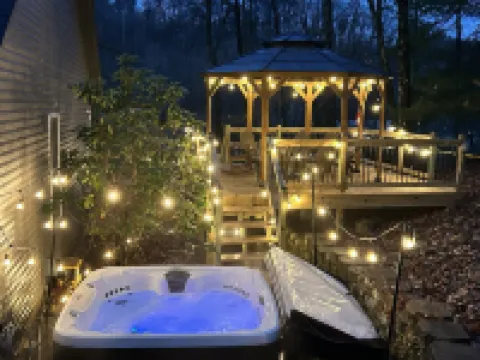 Secluded Mountain View Cabin Near Hocking Hills