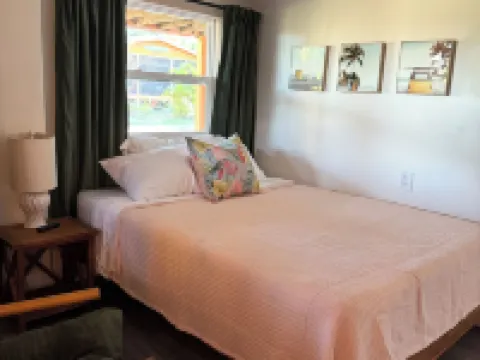 Island Getaway•Beach House•Water View•Dock•Pets•Little Gasparilla Island, WiFi Hotels in Placida