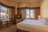 Cozy Pet-Friendly King Studio in Mt, Crested Butte Condo Hotels in Mount Crested Butte