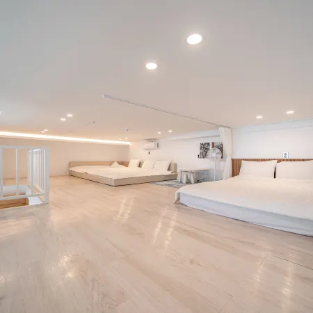 Yeosu Bonaire Jacuzzi & Pool Villa Отели рядом с достопримечательностью «Поле для гольфа The Ocean»