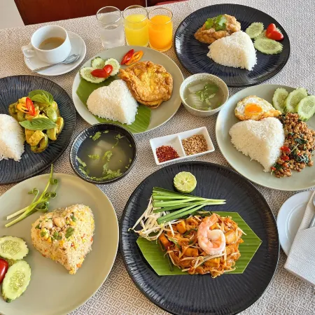 MARIYA Boutique Hotel at Suvarnabhumi Airport Отели рядом с достопримечательностью «Ват Плуксаттха»