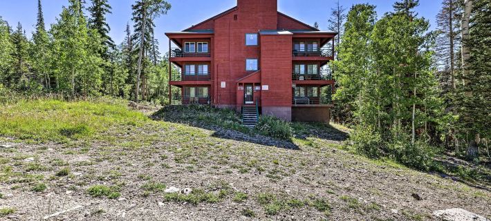Slopeside Condo with Hot Tub and Game Room Access! Отели в г. Айрон