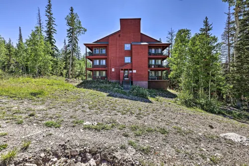 Slopeside Condo with Hot Tub and Game Room Access! - balcony