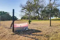 Granbury Studio - 10 Mins from Town + the Lake! - Pet friendly