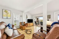 Spacious Beachfront Duplex - Top Floor - Dog Friendly 124 S Fletcher