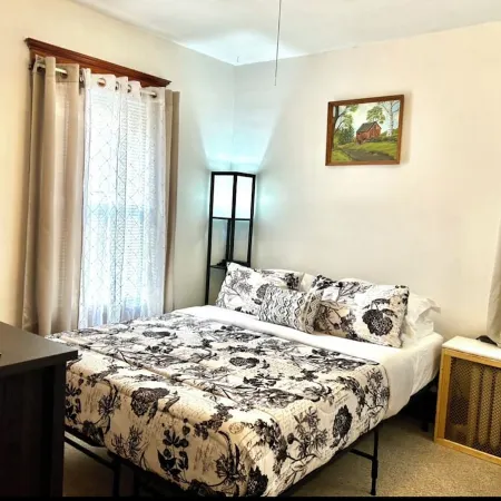 Cozy First Floor Apartment. Located in a quiet neighborhood. Отели в г. Чикопи