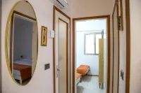 Pine-front bungalow steps from the beach - بيت ضيافة