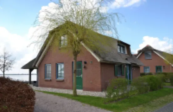 Stylish Thatched Villa with 2 Bathrooms Near Giethoorn Hotels in 