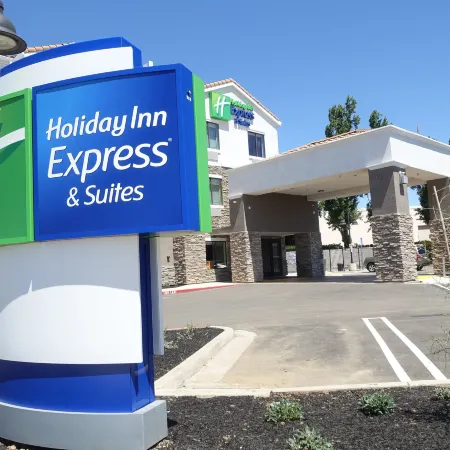 Holiday Inn Express & Suites BRENTWOOD by IHG