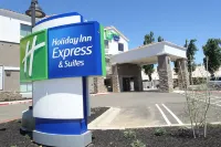 Holiday Inn Express & Suites BRENTWOOD by IHG - parking