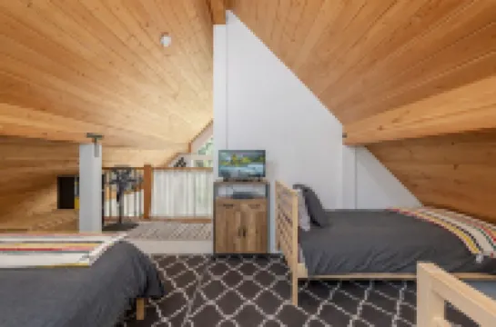 Raven Haven Lodge 2 Bedroom Home by RedAwning