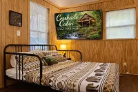 Romantic Cabin: Hot Tub, Fire Pit, Indoor & Outdoor Living, EV Charger