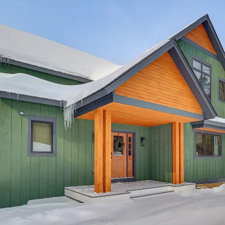 Luxe Mountain Home w/ Chefs Kitchen & Okemo Views